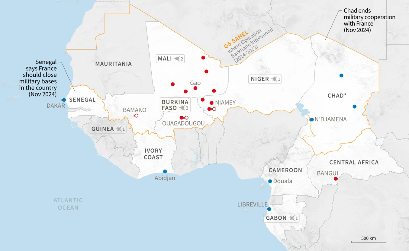 Sahel i mapa obecności wojskowej. Czerwone punkty wskazują miejsca, skąd francuskie wojska zostały wycofane. Według ostatnich zapowiedzi Paryż straci również niebieskie punkty w Senegalu i Czadzie Sahel i mapa obecności wojskowej. Czerwone punkty wskazują miejsca, skąd francuskie wojska zostały wycofane. Według ostatnich zapowiedzi Paryż straci również niebieskie punkty w Senegalu i Czadzie