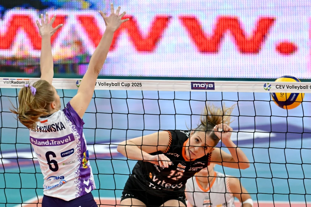 Kamila Witkowska (blokuje) w meczu z Viteos Neuchatel