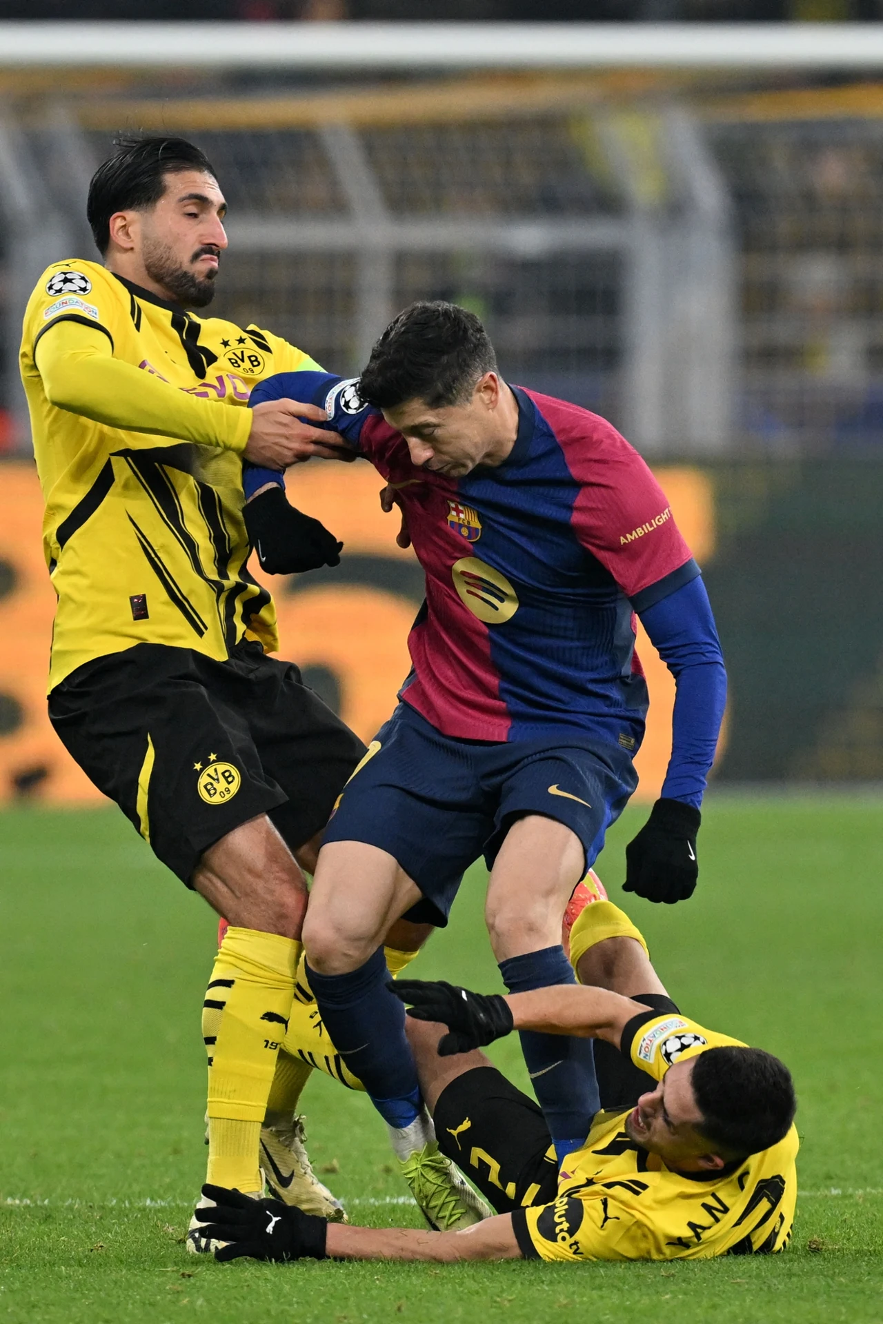 W starciu z defensorami rywali Robert Lewandowski okazał się bezradny W starciu z defensorami rywali Robert Lewandowski okazał się bezradny