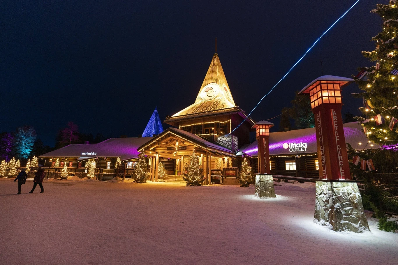 Wioska Świętego Mikołaja w Laponii przyciąga dorosłych i dzieci z całego świata. To niezwykła atrakcja pełna zimowych przygód. 