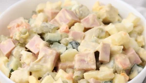Sałatka z szynką i wyjątkowym sosem. Nawet teściowa poprosi o przepis