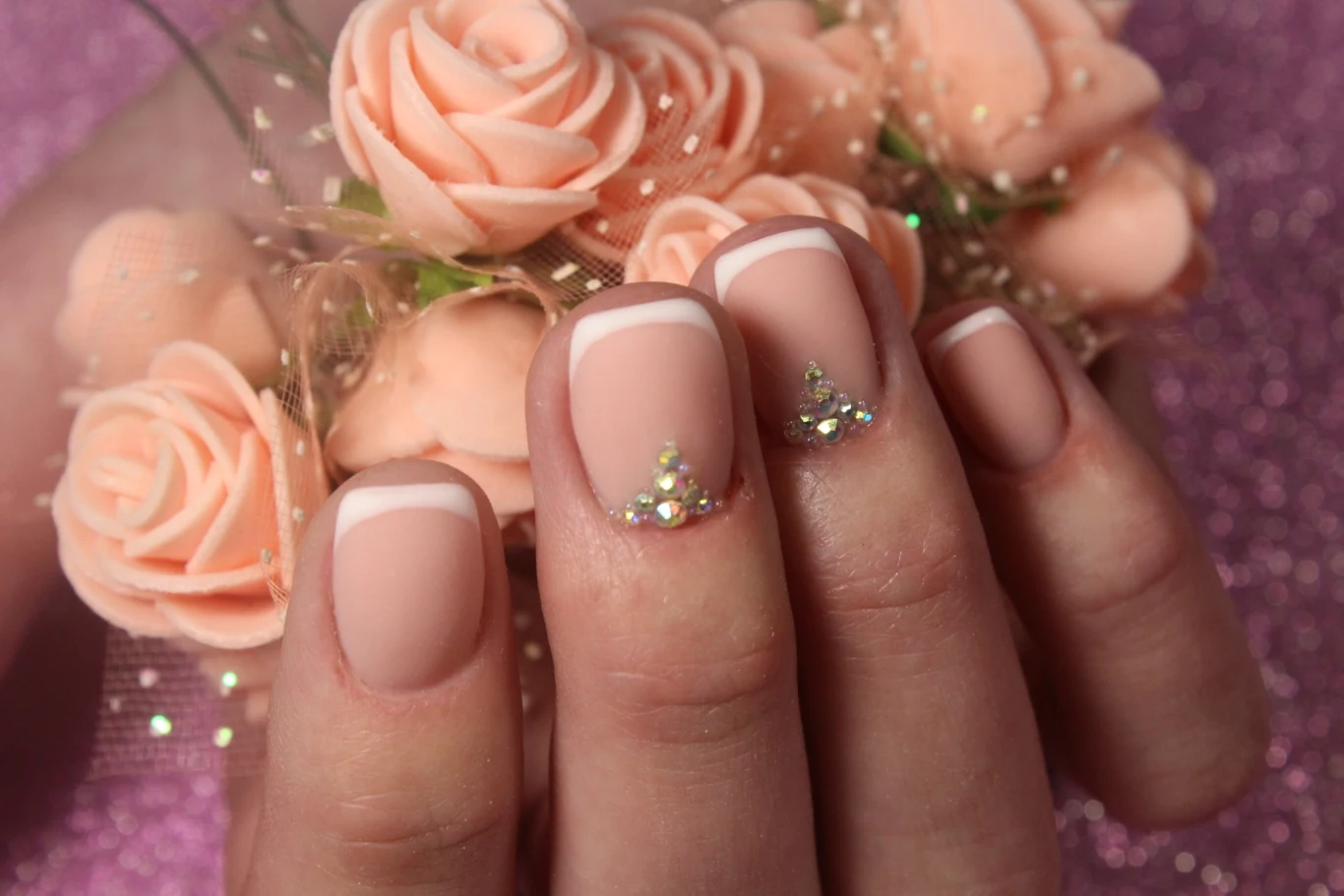 Świąteczny french manicure to doskonałe połączenie klasyki i bożonarodzeniowej magii Świąteczny french manicure to doskonałe połączenie klasyki i bożonarodzeniowej magii
