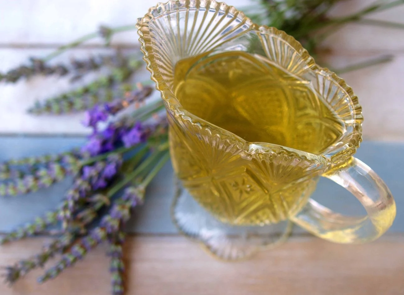 Dawniej z hyzopu lekarskiego przygotowywano naturalne syropy na kaszel. Dawniej z hyzopu lekarskiego przygotowywano naturalne syropy na kaszel.