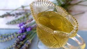 Przypomina lawendę, babcie robiły z niego napar lub syrop na kaszel. Działa antywirusowo i poprawia trawienie