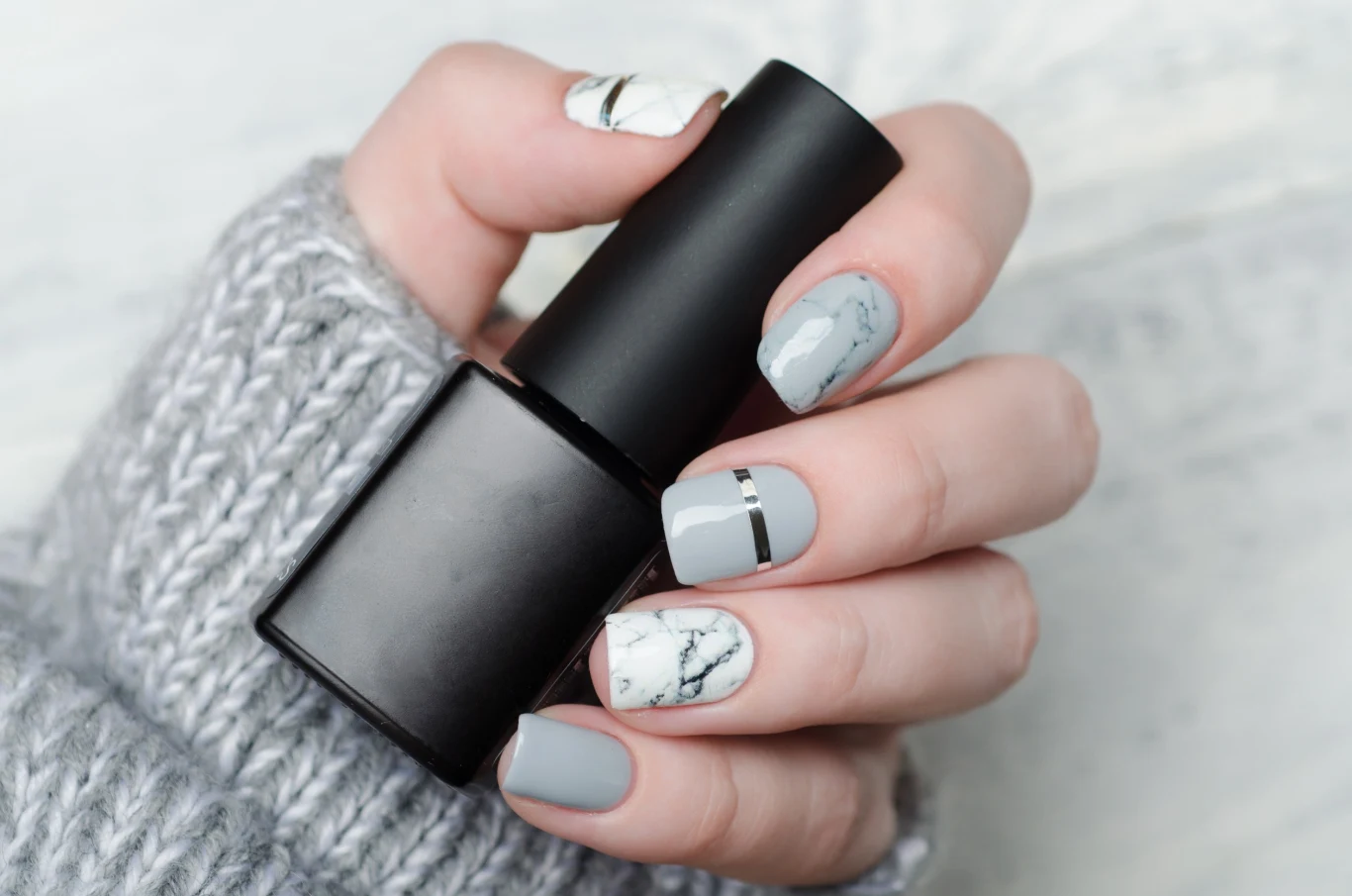 Ręcznie malowane wzory doskonale wpisują się w trend personalizowanego manicure, który podkreśla indywidualność i kreatywność