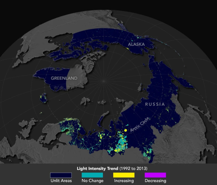 Panarktyczny widok nocnych świateł i miejsc, w których intensywność sztucznego światła wzrosła (żółty), spadła (fioletowy) lub pozostała taka sama (zielony)