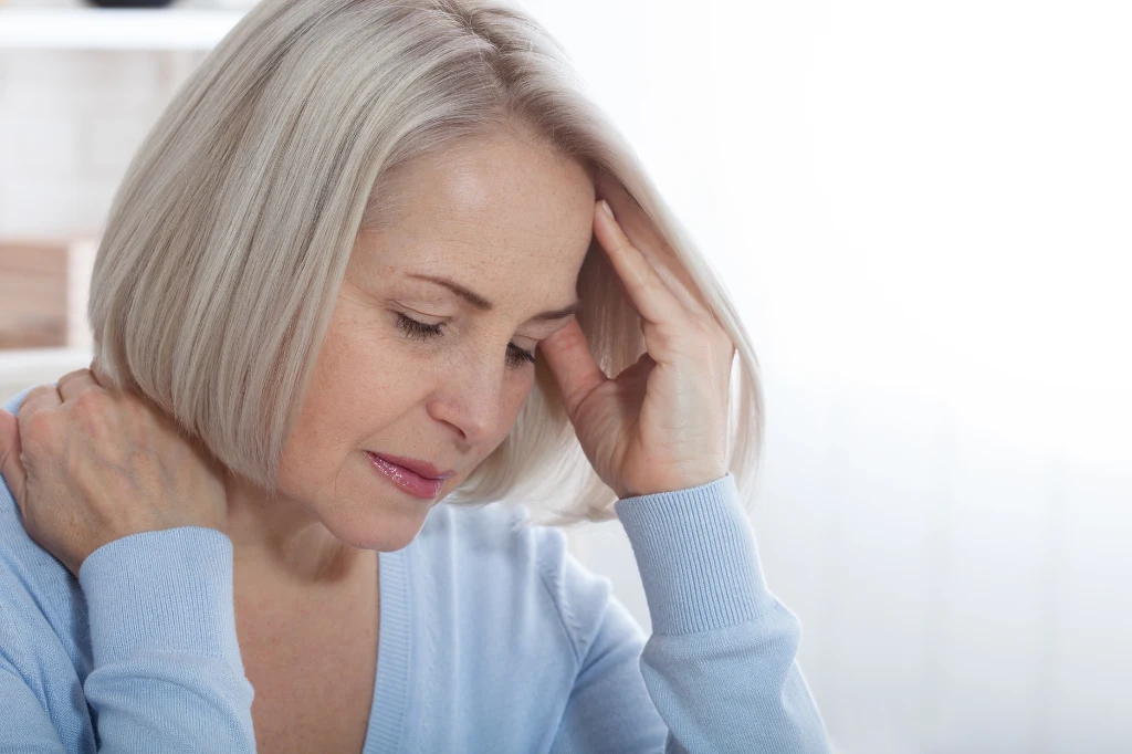 Niedoczynność tarczycy może objawiać się problemami żołądkowymi. Pojawiają się bóle brzucha, odbijanie i niestrawność