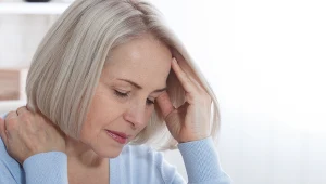 Niedoczynność tarczycy może objawiać się problemami żołądkowymi. Pojawiają się bóle brzucha, odbijanie i niestrawność