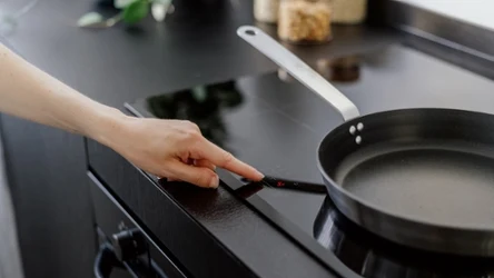 Jak używać patelni teflonowej, aby jej nie niszczyć?