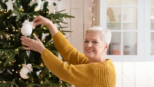 Już nie czerwony i złoty. W tym roku ubierz choinkę w najmodniejszy kolor 