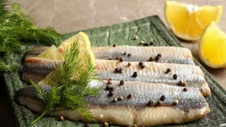 Poznaj najlepsze sposoby na moczenie śledzi