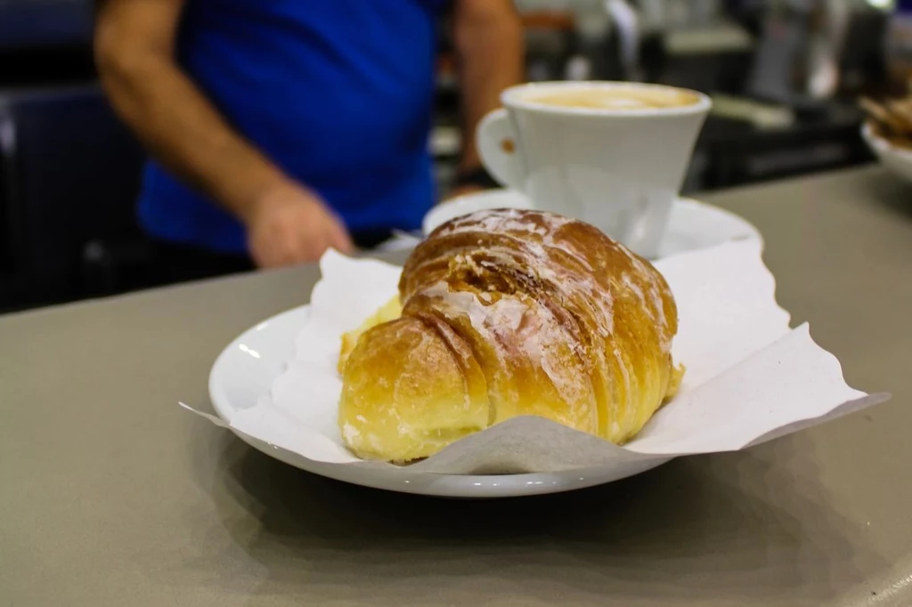 Od caffè, które my nazwalibyśmy espresso, swój dzień zaczyna 60 proc. Włochów