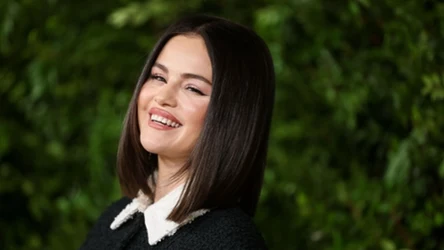Selena Gomez w zamszowym płaszczu. Był na wybiegach Prady, teraz podbija ulice