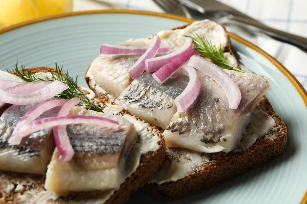 Śledzie często gościły na stołach w PRL. Są cennym źródłem kwasów omega 3