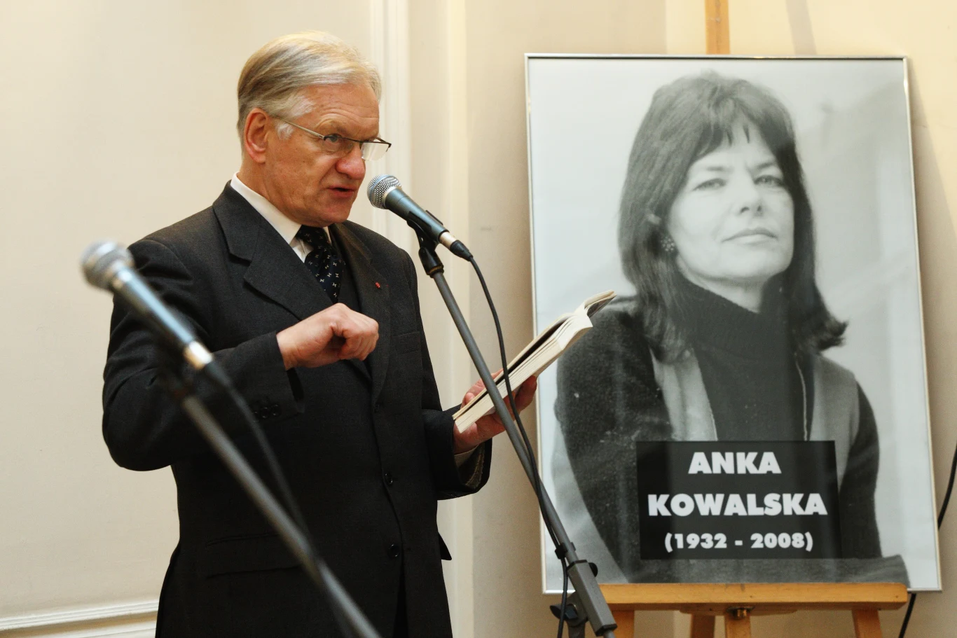 Uroczystości poświęcone 80. rocznicy urodzin Anki Kowalskiej, pisarki i działaczki Komitetu Obrony Robotników Uroczystości poświęcone 80. rocznicy urodzin Anki Kowalskiej, pisarki i działaczki Komitetu Obrony Robotników
