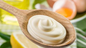 Coraz częściej poszukujemy zdrowszych i mniej kalorycznych zamienników majonezu. Co świetnie go zastąpi?