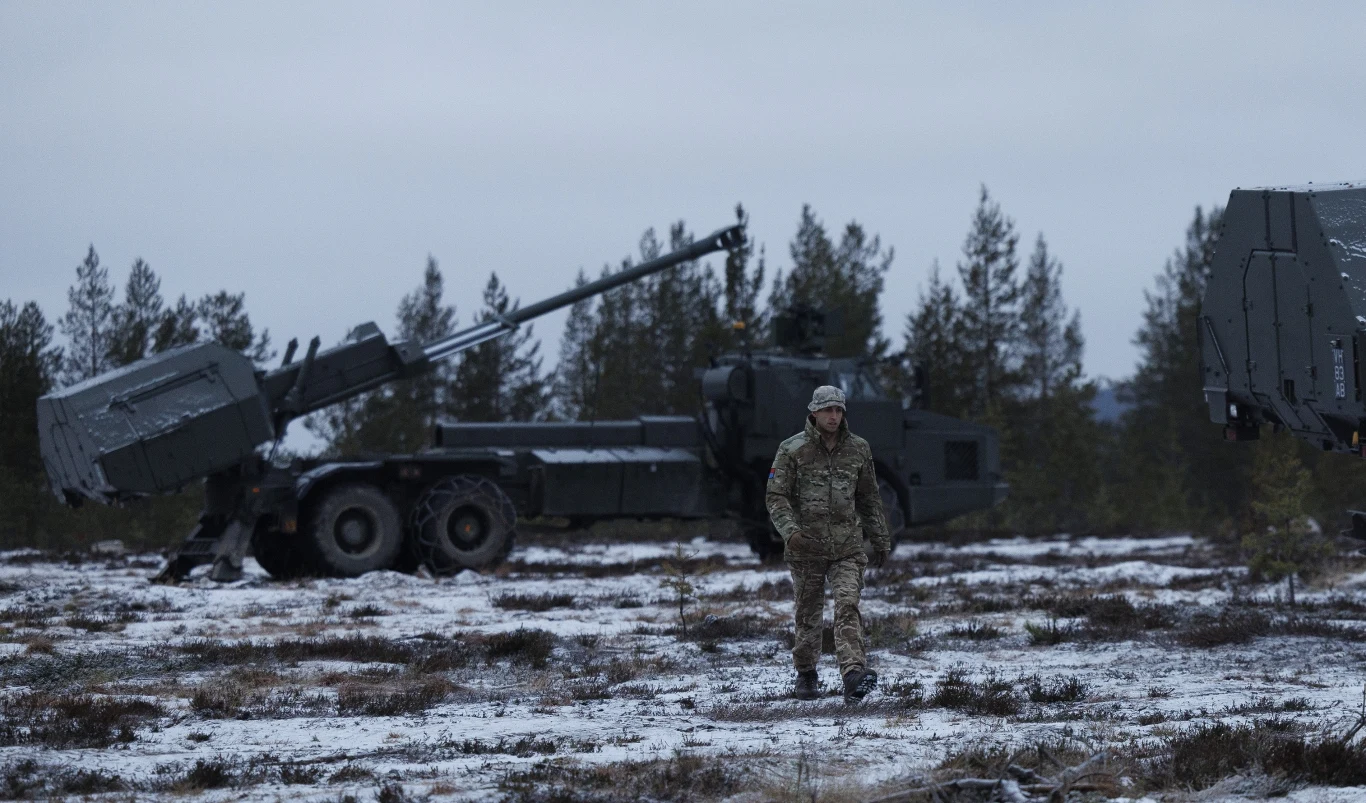 W listopadzie w Finlandii odbyły się ćwiczenia artyleryjskie NATO "Dynamic Front". Wejście do sojuszu przyspieszyło decyzję o usunięciu mieszkańców z obszaru koło wojskowych baz W listopadzie w Finlandii odbyły się ćwiczenia artyleryjskie NATO "Dynamic Front". Wejście do sojuszu przyspieszyło decyzję o usunięciu mieszkańców z obszaru koło wojskowych baz