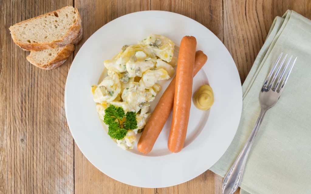 Würstchen mit Kartoffelsalat