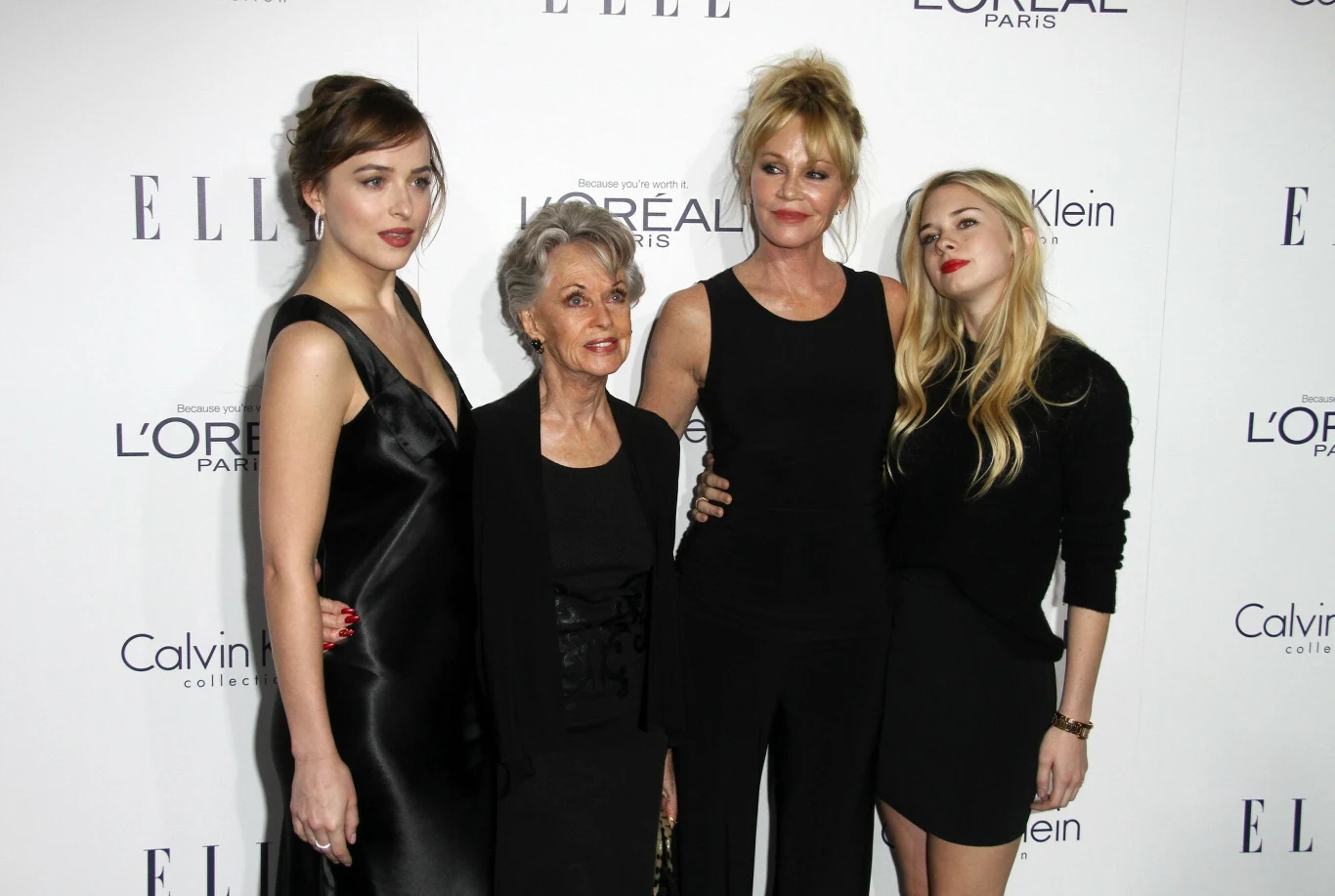 Dakota Johnson, Tippi Hedren, Melanie Griffith i Stella Banderas na wspólnym zdjęciu Dakota Johnson, Tippi Hedren, Melanie Griffith i Stella Banderas na wspólnym zdjęciu
