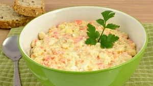 Ta sałatka śmiało może rywalizować z jarzynową. Goście będą zaskoczeni smakiem