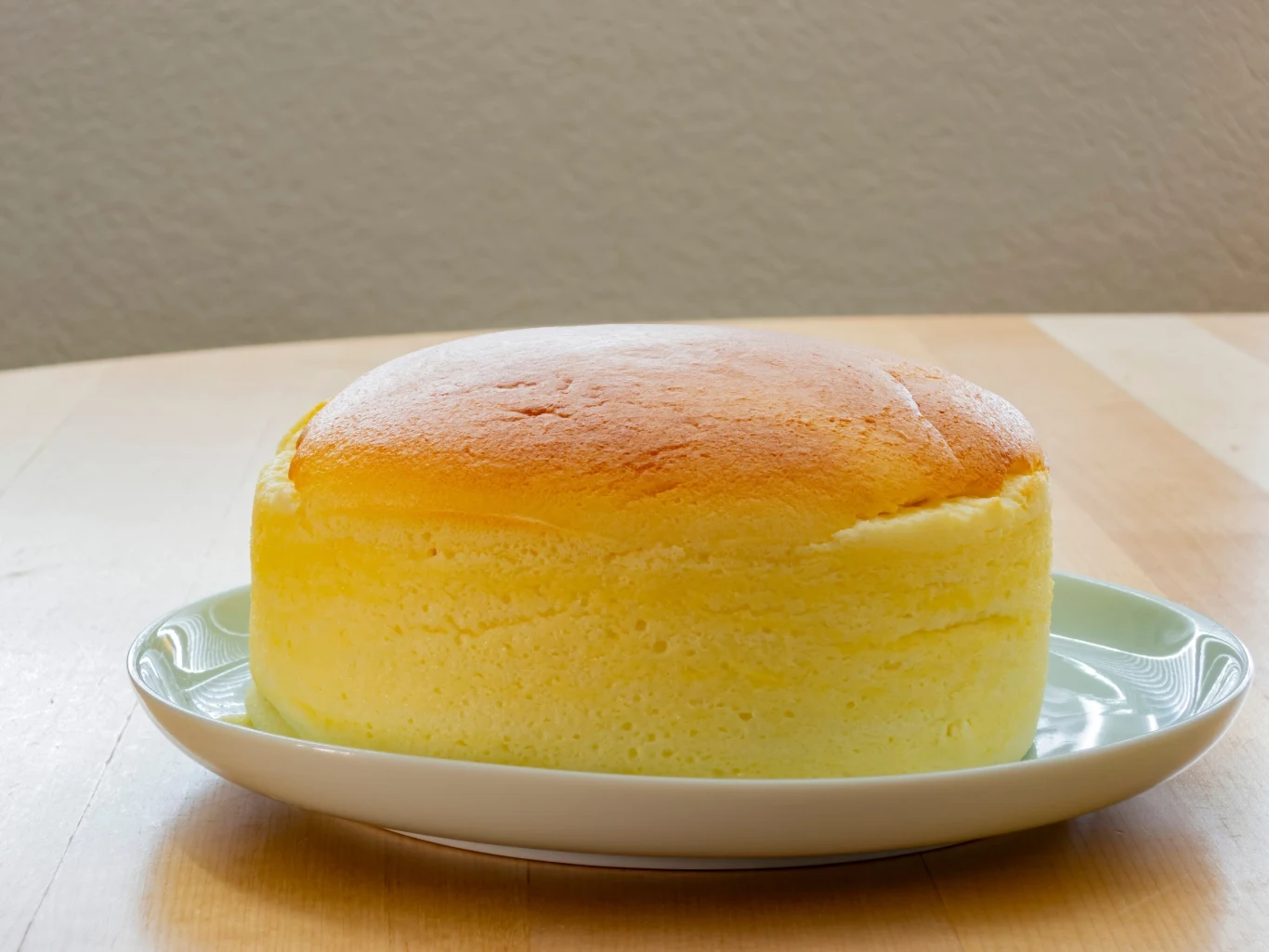 Sernikowa Chmurka wygląda bardzo apetycznie. Idealnie komponuje się z filiżanką kawy lub herbaty Sernikowa Chmurka wygląda bardzo apetycznie. Idealnie komponuje się z filiżanką kawy lub herbaty