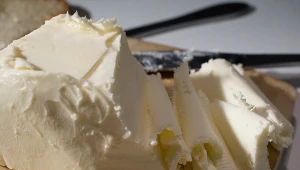 Nie płać 10 zł za kostkę. Pyszne masło możesz zrobić w domu, wystarczy jeden składnik