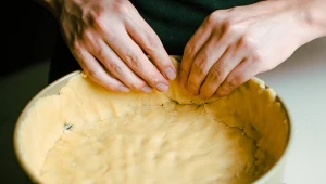 Każdy pyta o ten spód do szarlotki. Zrobisz go z 3 składników 