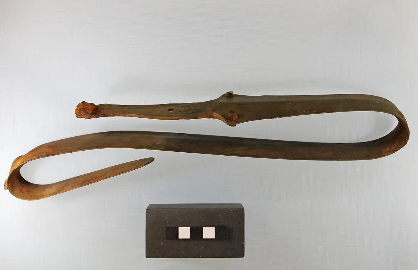 W Danii odkryto rytualnie wygięty miecz z późnej epoki brązu W Danii odkryto rytualnie wygięty miecz z późnej epoki brązu