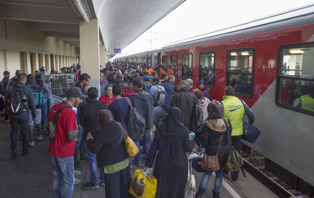 Uchodźcy wsiadają do pociągu jadącego do Monachium na dworcu kolejowym Westbahnhof w Wiedniu, Austria (7 września 2015 r.) Uchodźcy wsiadają do pociągu jadącego do Monachium na dworcu kolejowym Westbahnhof w Wiedniu, Austria (7 września 2015 r.)
