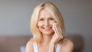 Łagodzi podrażnienia, nawilża i matowi. Stosuj domowy tonik ziołowy, a skóra ci podziękuje