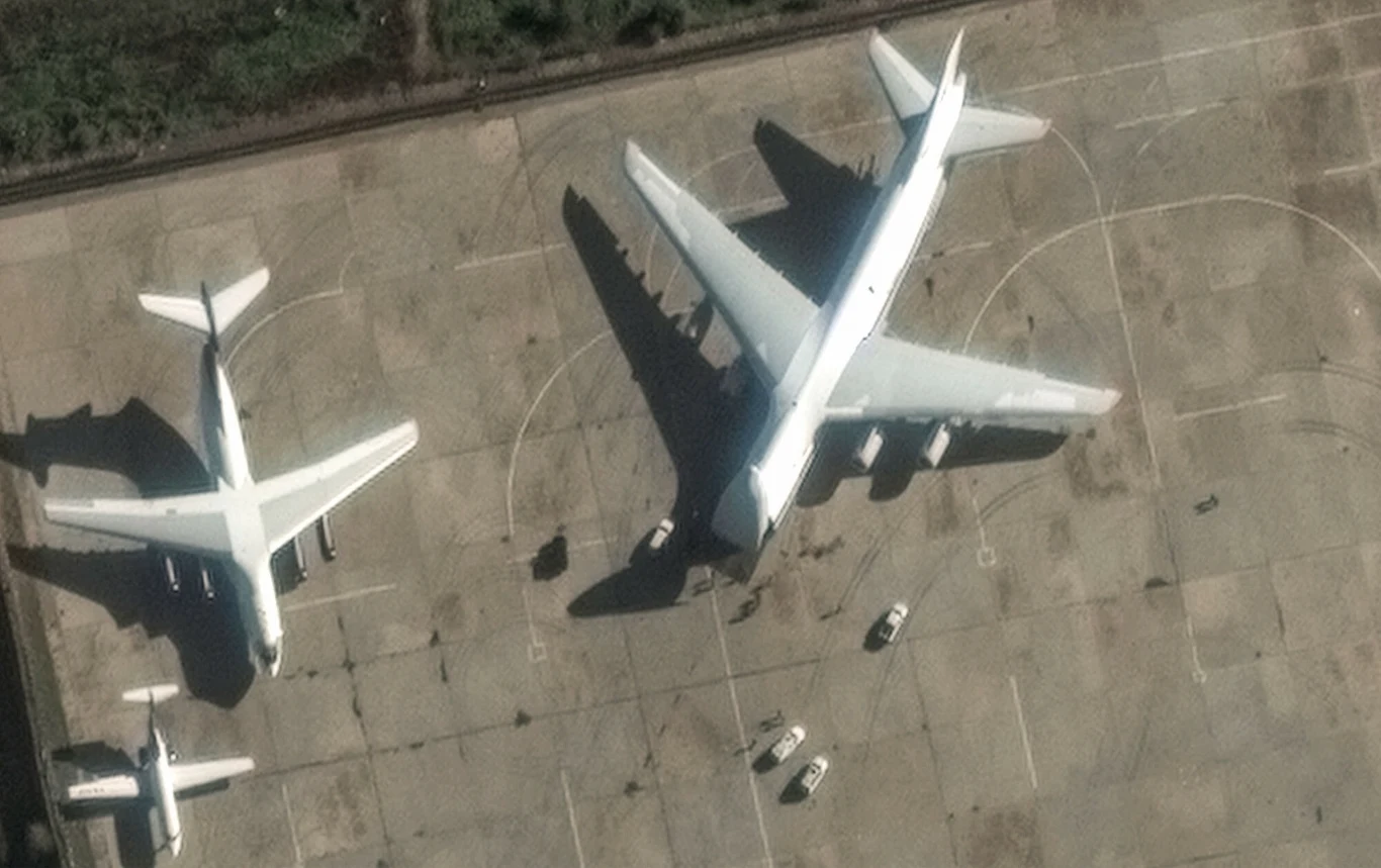 Rosyjski samolot AN-123, na zdjęciu satelitarnym z charakterystycznym otwartym dziobem Rosyjski samolot AN-123, na zdjęciu satelitarnym z charakterystycznym otwartym dziobem