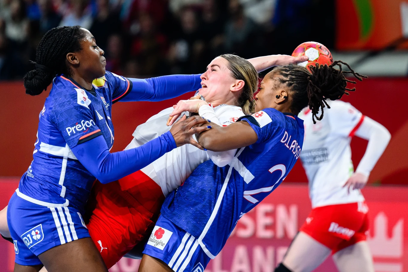 Trine Østergaard zatrzymywana przez Déborah Lassource Trine Østergaard zatrzymywana przez Déborah Lassource