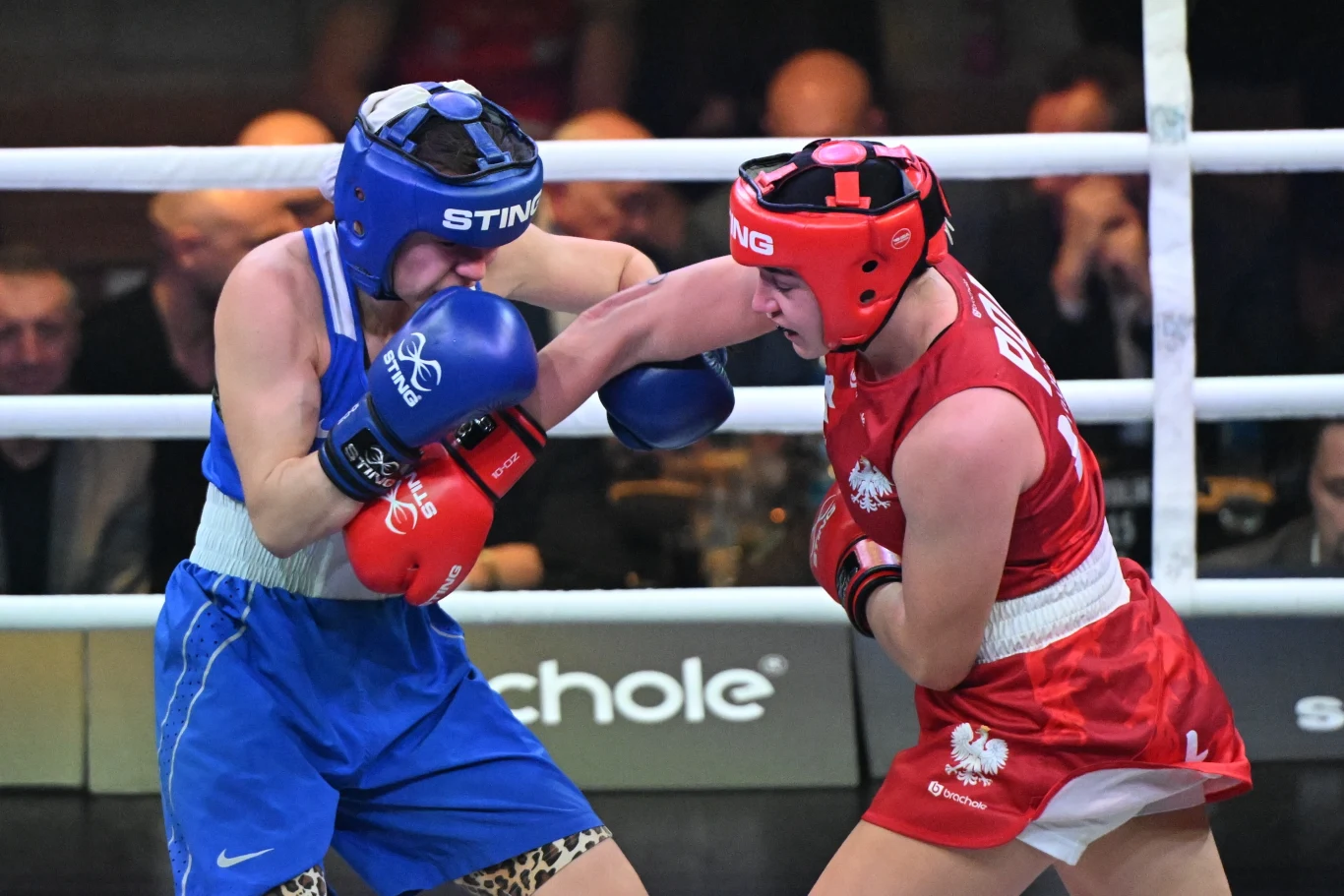 Julia Szeremeta (z lewej) i Lena Marie Buechner z Niemiec w pojedynku kategorii do 57 kg podczas gali PZB Suzuki Boxing Night Julia Szeremeta (z lewej) i Lena Marie Buechner z Niemiec w pojedynku kategorii do 57 kg podczas gali PZB Suzuki Boxing Night