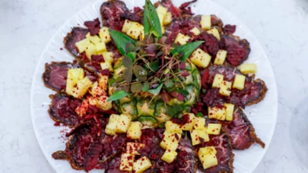 Nowojorskie smaki z nieco wschodnim twistem, czyli pastrami z przepisu Jurka Sobieniaka