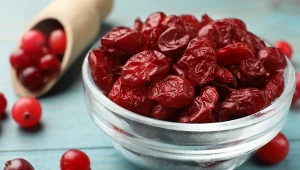 Co takiego ma w sobie żurawina? Czy warto jeść suszoną żurawinę? Oto jej plusy i minusy