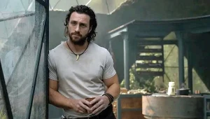 Aaron Taylor-Johnson w scenie z filmu "Kraven Łowca"
