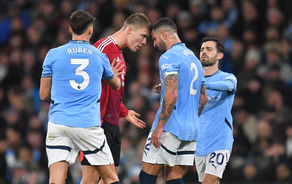 Premier League. Derbowa potyczka między Manchesterem City i Manchesterem United jak zawsze przyniosła ogrom "iskier" na murawie Premier League. Derbowa potyczka między Manchesterem City i Manchesterem United jak zawsze przyniosła ogrom "iskier" na murawie