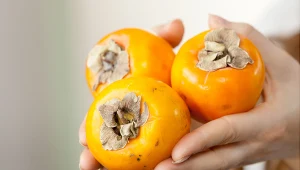 Kaki jest szczególnie bogate w witaminę A, która wspiera zdrowie skóry, wzroku i układu odpornościowego