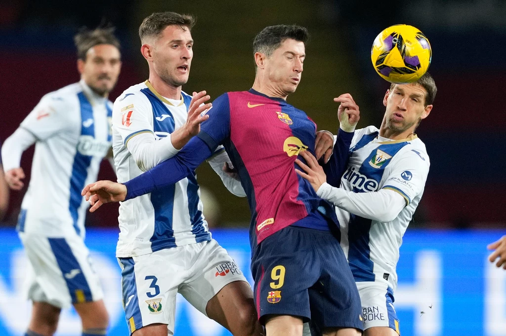 Robert Lewandowski osaczony przez defensorów Leganes Robert Lewandowski osaczony przez defensorów Leganes