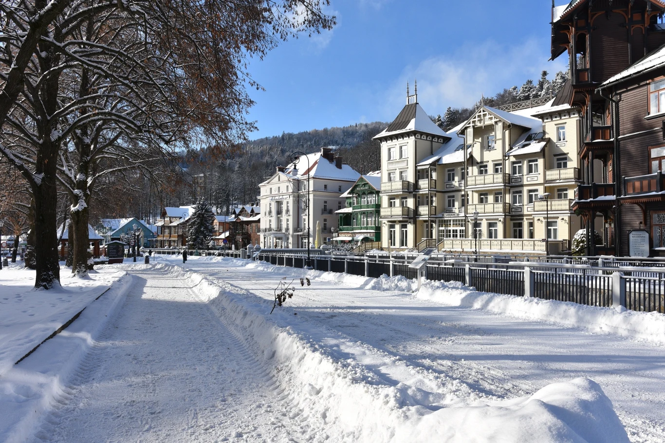 Krynica-Zdrój to uzdrowisko, które odwiedzają kuracjusze przez cały rok. Jakie atrakcje zimą ma do zaoferowania dla seniorów?