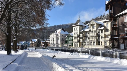 Krynica-Zdrój to uzdrowisko, które odwiedzają kuracjusze przez cały rok. Jakie atrakcje zimą ma do zaoferowania dla seniorów?