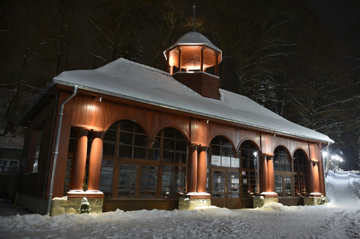Krynica-Zdrój zachwyca w zimowej odsłonie i poleca się na nieśpieszne spacery po deptaku, a także Parku Zdrojowym.