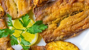 Chrupiące, mocno przyprawione, palce lizać. Zaserwuj gościom śledzie opiekane, będą prosić o przepis