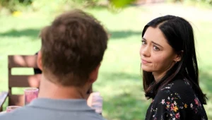 Marcin (Mikołaj Roznerski) usłyszy z ust swojej byłej żony Izy (Adriana Kalska) szokujące wyznanie