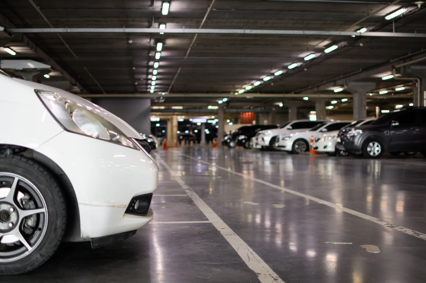 Zarządcy wprowadzają zakazy wjazdu samochodów elektrycznych do garaży podziemnych Zarządcy wprowadzają zakazy wjazdu samochodów elektrycznych do garaży podziemnych