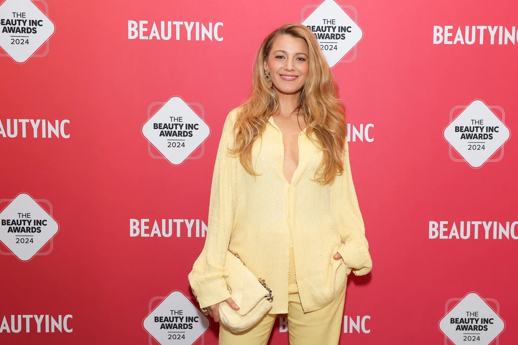 Blake Lively w modnym komplecie. Uwagę zwraca przede wszystkim kolor