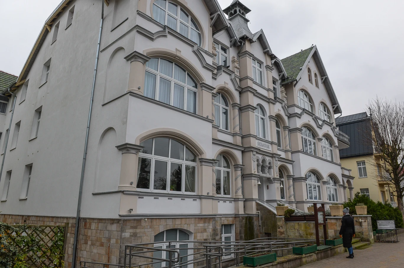 Zakłady uzdrowiskowe w Świnoujściu posiadają szeroką ofertę pobytów oraz zabiegów. Dostępne są również oferty specjalne proponujące spędzenia Sylwestra nad polskim morzem. 