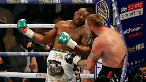 Dillian Whyte (z lewej) tutaj w walce z Robertem Heleniusem. Tym samym, który zakończył plany o wielkiej karierze Adamowi Kownackiemu