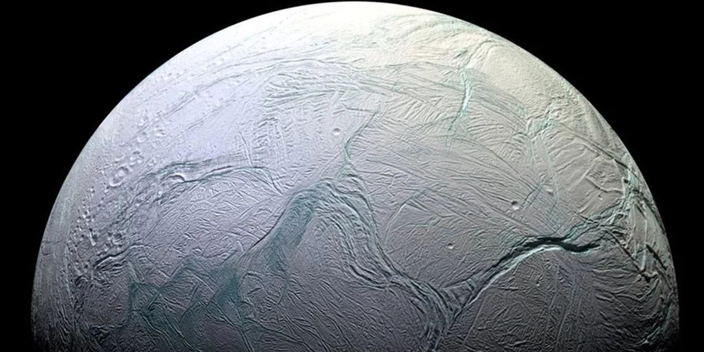 Enceladus może skrywać życie. Księżyc ma dziwną strukturę.