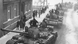 Czołgi T-55 na ulicach Zbąszynia w czasie stanu wojennego
